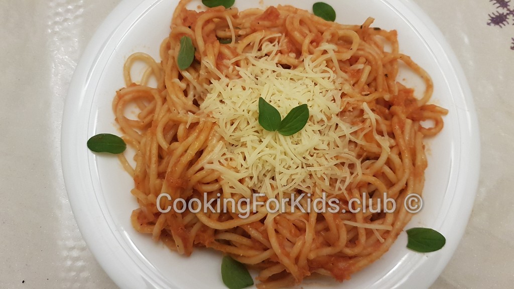 Yummy spaghetti with tomato sauce, carrots and marjoram... For Kids Easy Recipes For Kids