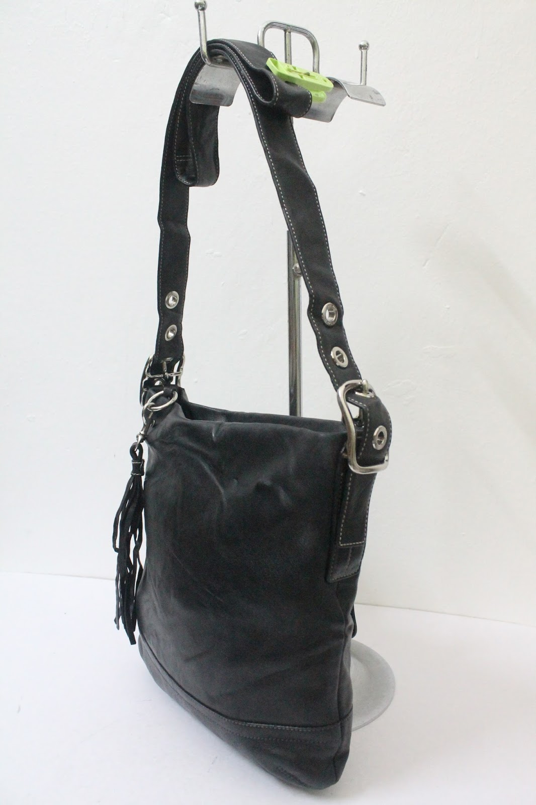 BUNDLEBARANGBAEK: Authentic COACH Leather Crossbody bag.