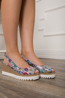 Sandale cu imprimeu floral si talpa tip platforma