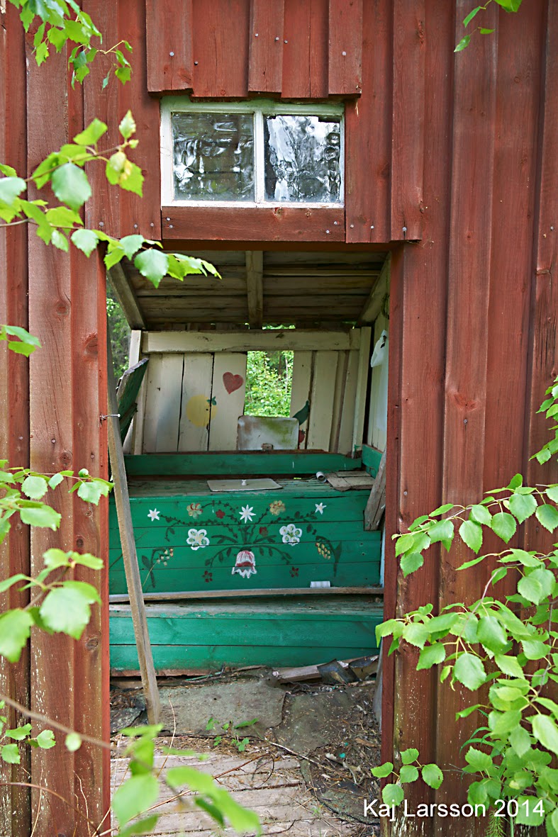 Glesbygdsbilder: ett litet rött övergivet fritidshus i norra ...