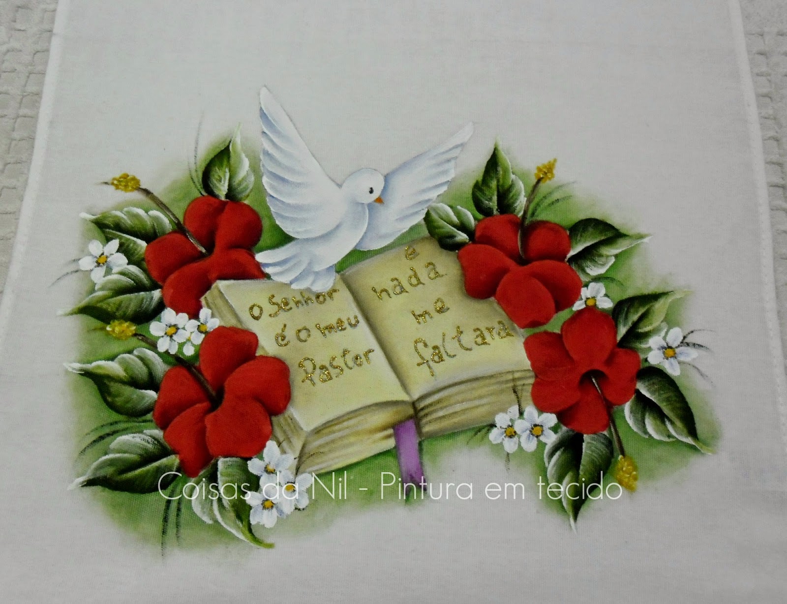 pintura em tecido com tema religioso da pomba do espirito santo, biblia, o salmo 23 e flores hibiscos