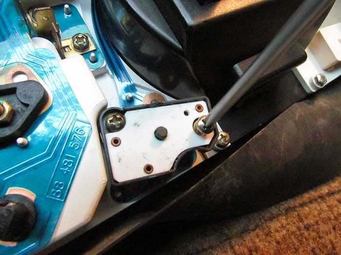 VDO Quartz Clock Repair on the SAAB c900 Crawls Backward (When Alarmed)