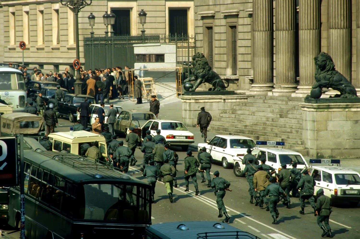 CUANDO SOLO QUEDA CONFIAR EN LA CERRILIDAD DEL ADVERSARIO El-Congreso-de-los-Diputados-rodeado-de-periodistas-y-policia-el-23-F-