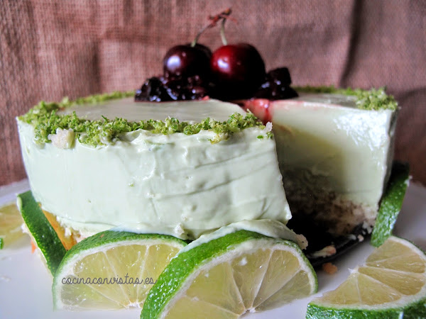 Tarta de Aguacate, lima y Queso con compota de Cerezas