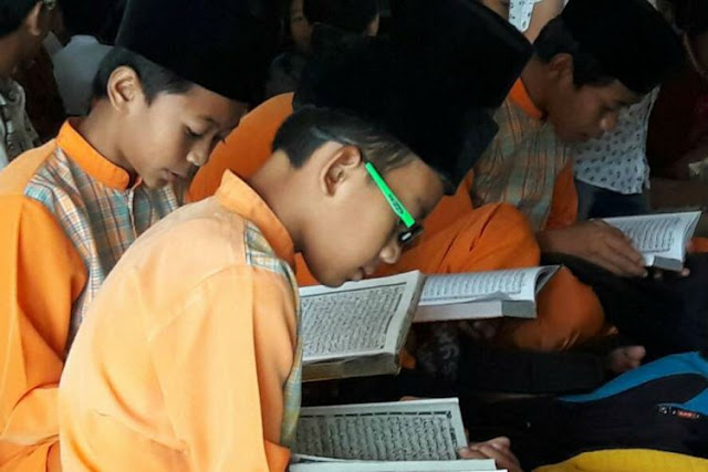 Khatam Al-Quran, Inilah Keutamaan dan Manfaatnya yang Begitu Istimewa Khatam Al-Quran, Inilah Keutamaan dan Manfaatnya yang Begitu Istimewa
