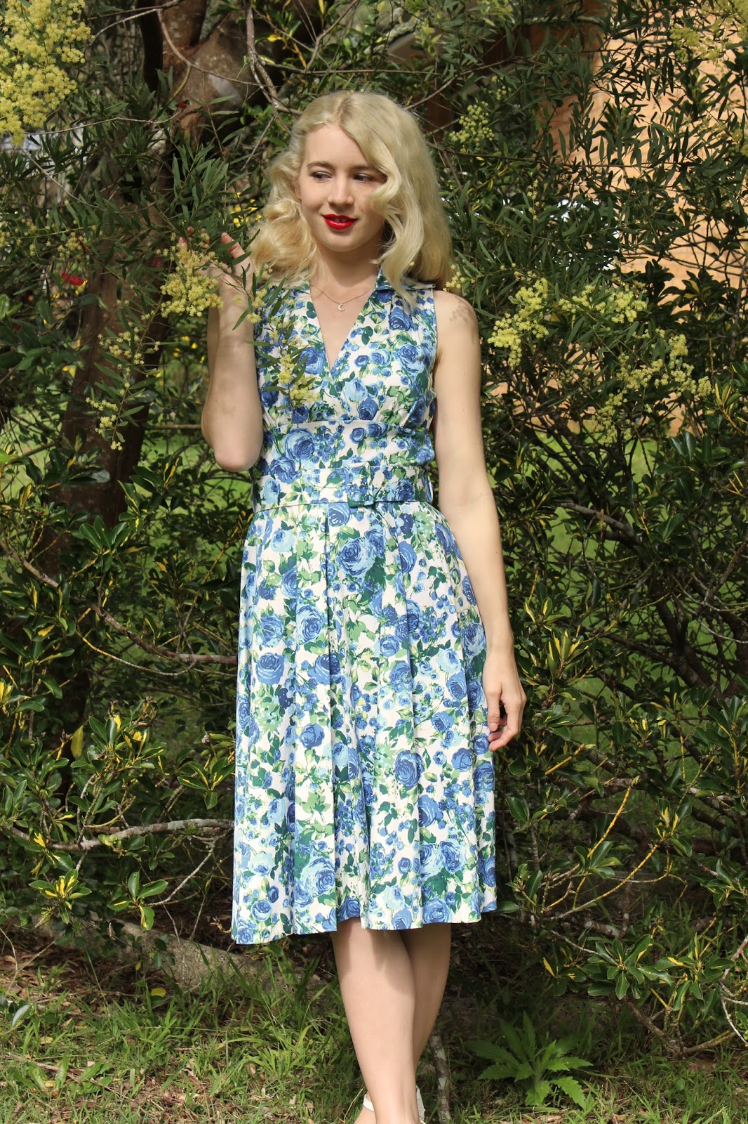 Blue Roses and Wattle | GracefullyVintage