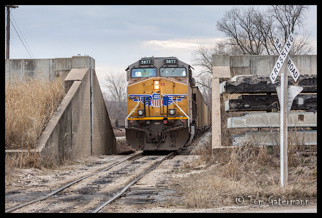 UP 5877 rolls through a "hole" in the flood wall at Modoc, IL.