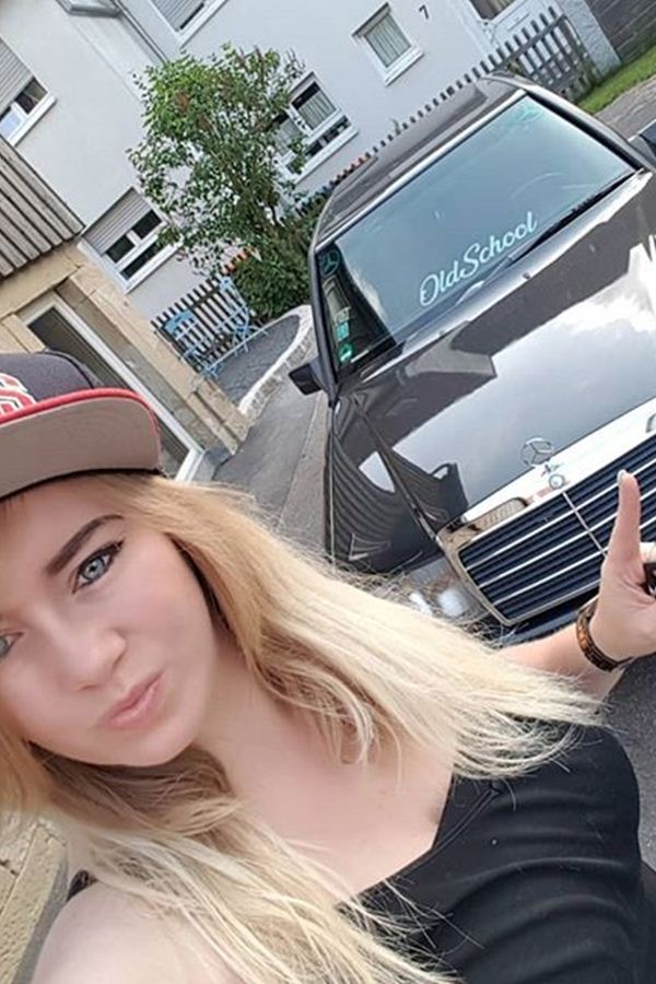 Gambar Wallpaper Mobil Mercedes-Benz Dengan Model Wanita Cantik Untuk Android Dan Iphone Gambar Wallpaper Mobil Mercedes-Benz Dengan Model Wanita Cantik Untuk Android Dan Iphone