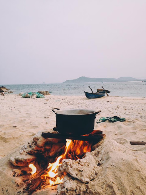 Du khách có thể trải nghiệm nấu ăn bằng bếp dã chiến được thiết kế ngay trên bãi biển. Du khách có thể trải nghiệm nấu ăn bằng bếp dã chiến được thiết kế ngay trên bãi biển.