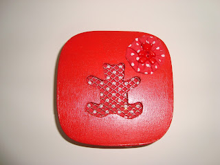 Espaço Brandão: Caixa de madeira pintada de encarnado, decorada com