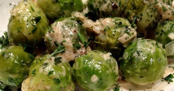 Hier wird mit Liebe gekocht: Rosenkohl mit Käsesoße