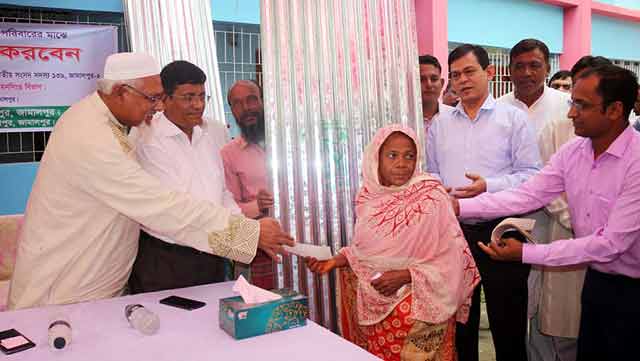 check distribution among the affected victims of Islampur ইসলামপুরে ক্ষতিগ্রস্থদের মাঝে ঢেউটিন ও চেক বিতরন