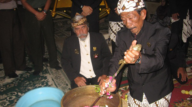 Ritual ngumbah keris