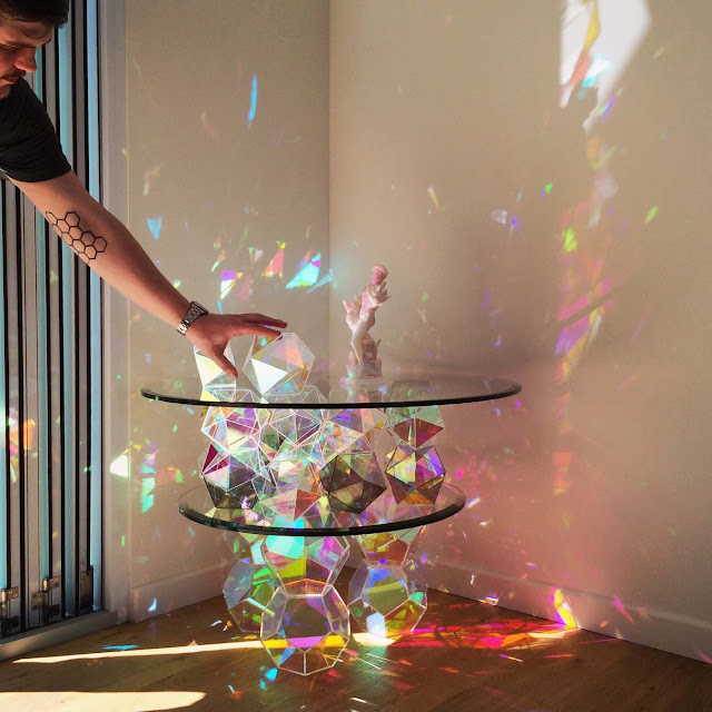 光を反射、拡散する多面体のテーブルで部屋を色彩豊かに【i】