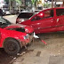 Carro invade vitrine de loja em colisão em FW