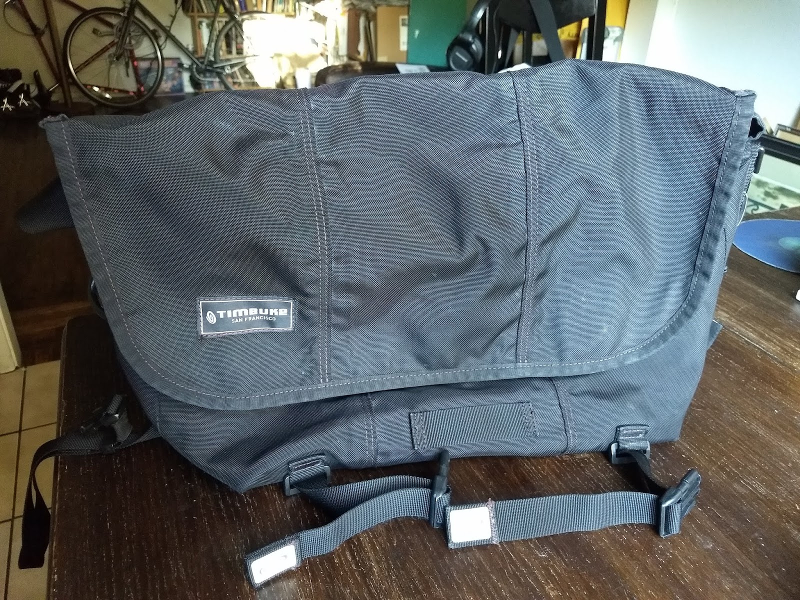 Reviewiera: Toward a Total Theory of the Messenger Bag: From the Specific  to the Universal (The Timbuk2 Classic Messenger)