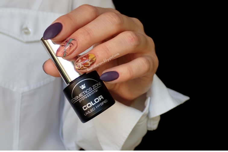 Manicure hybrydowy | Cosmetics Zone 217 Blueberry Jam | naklejki wodne | pop art Paznokcie pomalowałam lakierami hybrydowymi Cosmetics Zone. Jako bazę pod naklejki wodne wykorzystałam lakier w kolorze PST1 Malaga. Wolne od naklejek paznokcie pomalowałam natomiast kolorem 217 Blueberry Jam, który postanowiłam wykończyć matowym topem również od CZ. Jak Wam się podoba to zdobienie?