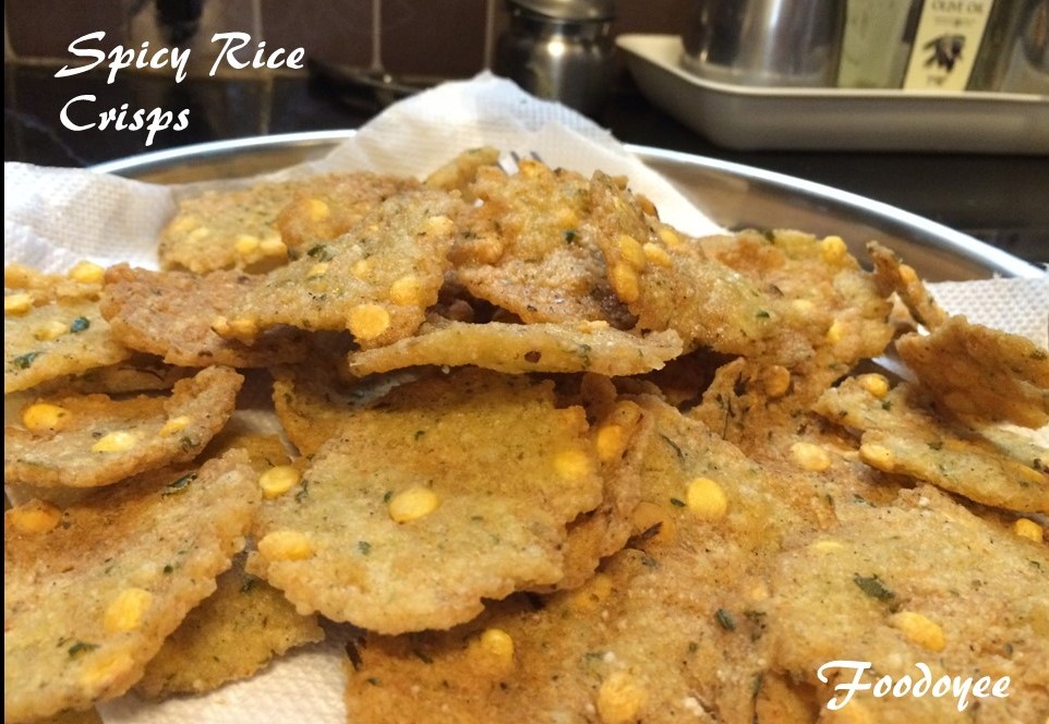 Spicy crisps with leftover rice (crispy snack with leftover rice)