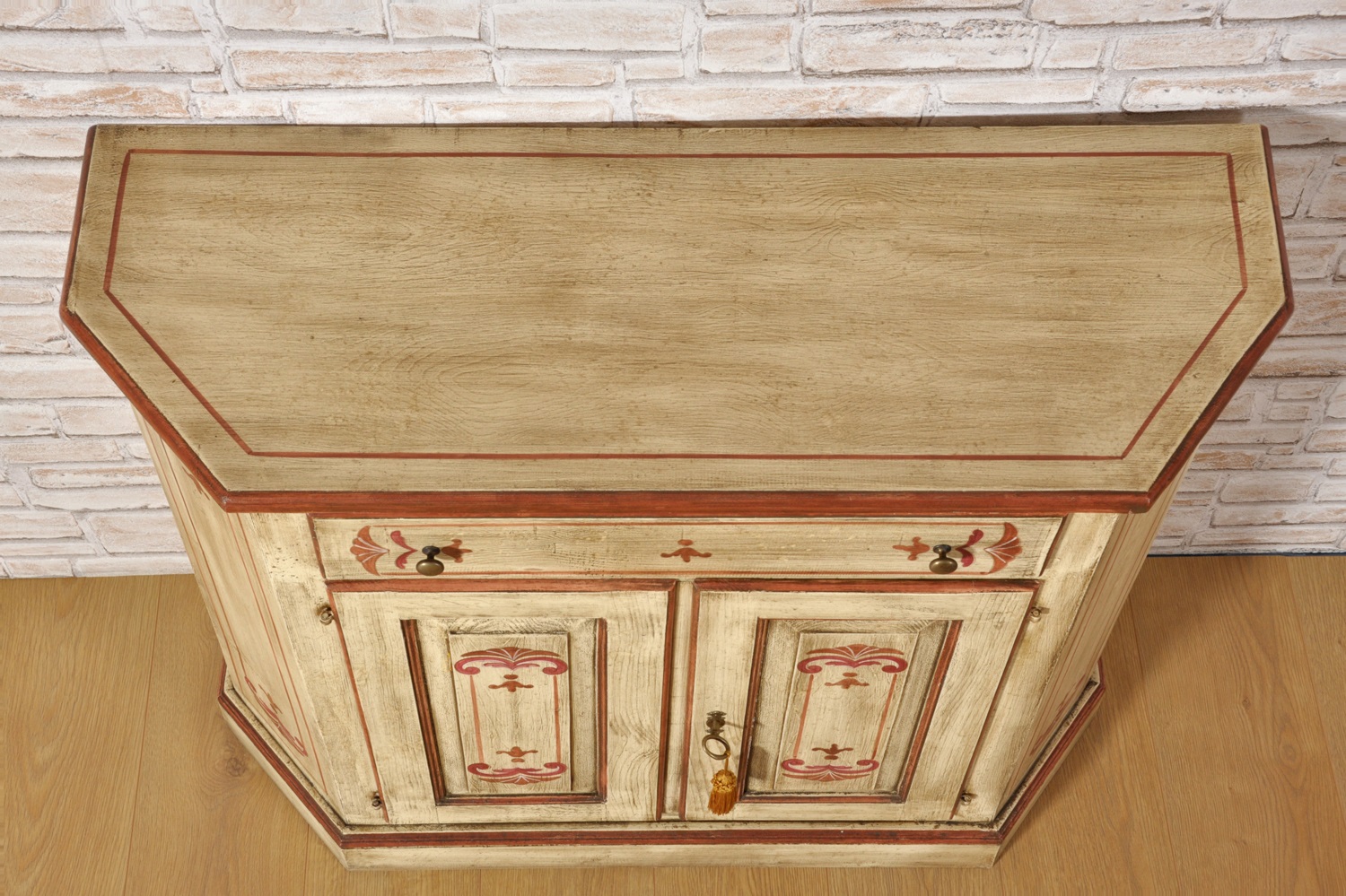 Credenza scantonata di piccole dimensioni decorata nello stile classico