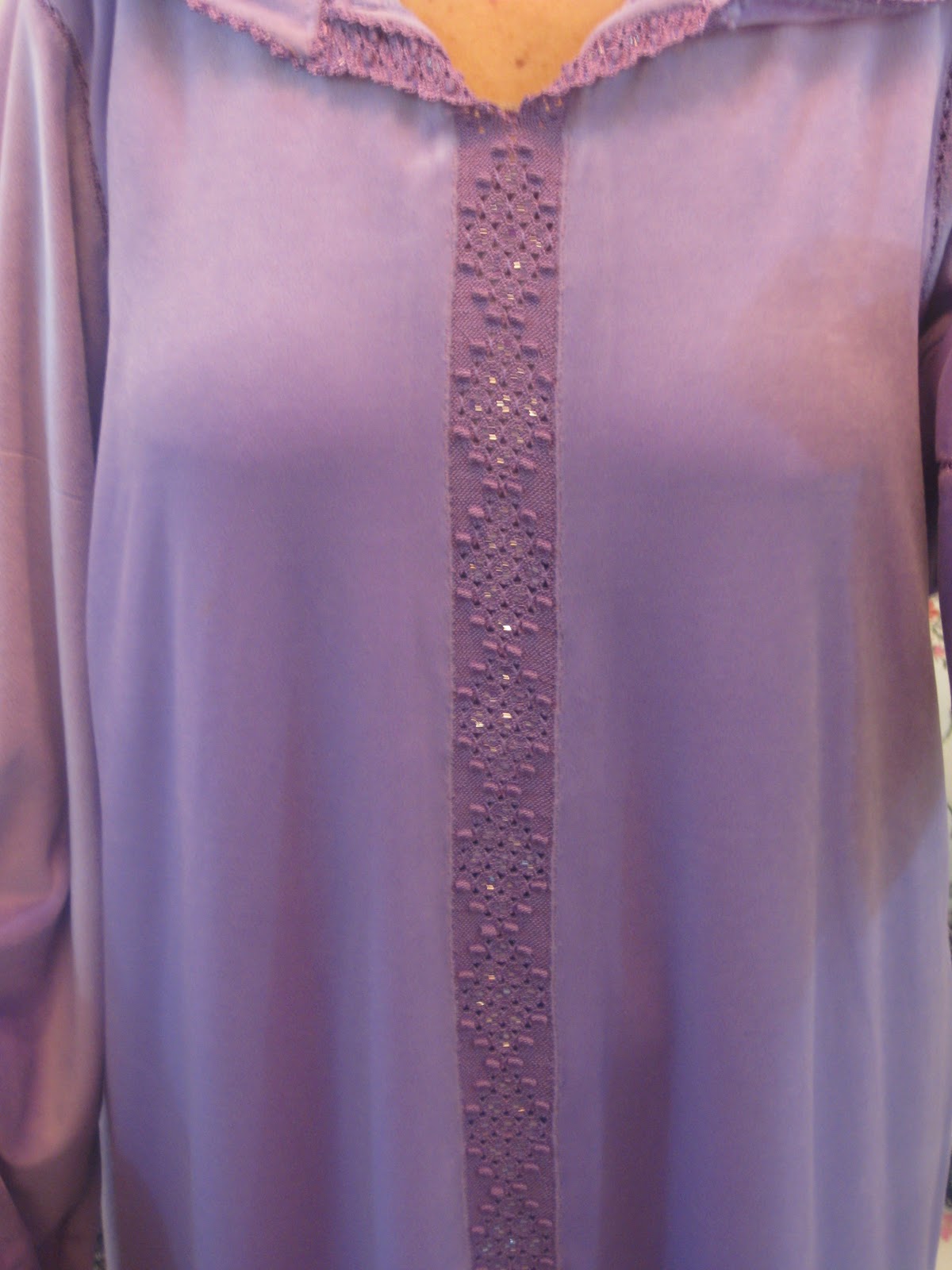 La Luxueuse Couture Traditionnelle Marocaine: Djellaba mauve travaill?�e en chebka.