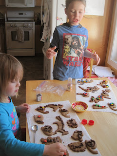 Decorating gingerbread cookies with chocolate and m&ms