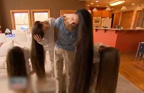 امرأة أمريكية شعرها يتخطى المتر هي وبناتها