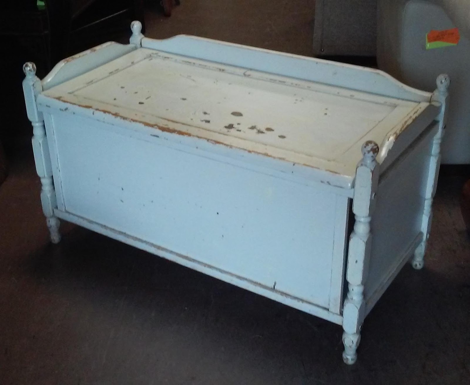 UHURU FURNITURE & COLLECTIBLES SOLD Colonial Style Toy Box 25