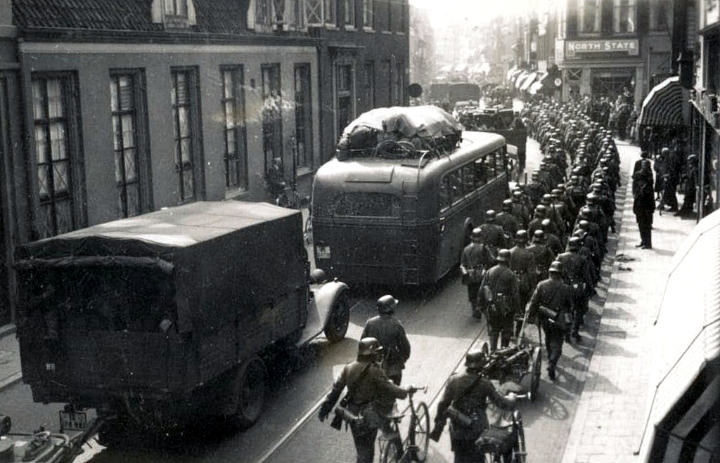 Begin van de bezetting van Nederland. Het Duitse leger in de Wittevrouwenstraat.