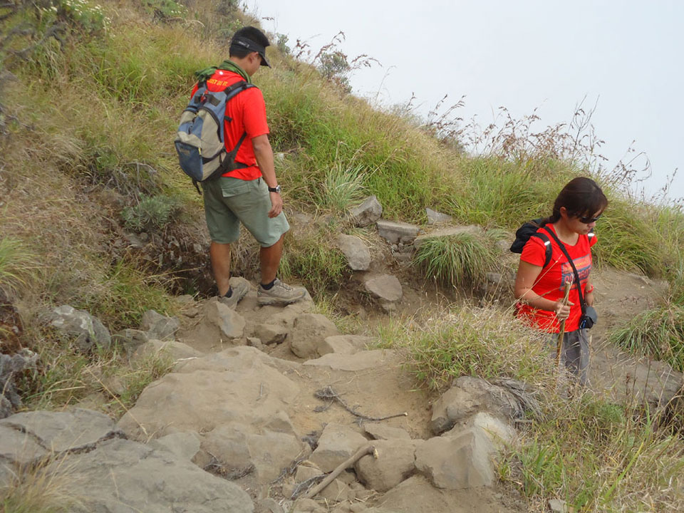 Para pendaki harus lincah menuruni lereng kawah ke danau Segara Anak, kemiringan kawah dari 20 derajat hingga 70 derajat, Gunung Rinjani Para pendaki harus lincah menuruni lereng kawah ke danau Segara Anak, kemiringan kawah dari 20 derajat hingga 70 derajat, Gunung Rinjani
