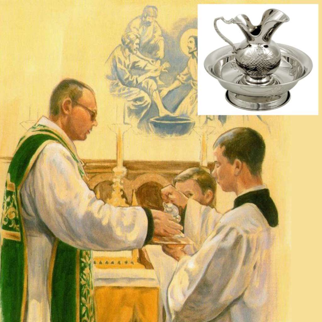Un lavabo (lavabo) y dos toallas (manuterge) utilizados por el sacerdote  para lavarse las manos antes y después de la Misa, en la sacristía de una  iglesia católica Fotografía de stock 