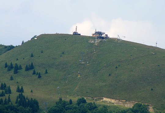 Park Snow Donovaly na zboczach masywu Zwolenia (słow. Zvolen, 1402 m n.p.m.). Park Snow Donovaly na zboczach masywu Zwolenia (słow. Zvolen, 1402 m n.p.m.).