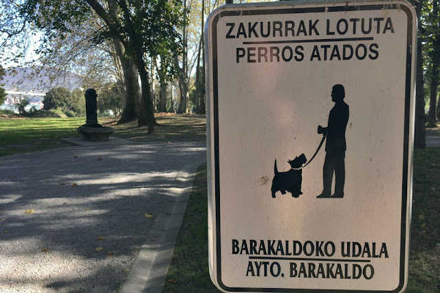 Señal sobre perros en el parque de la Finca Munoa