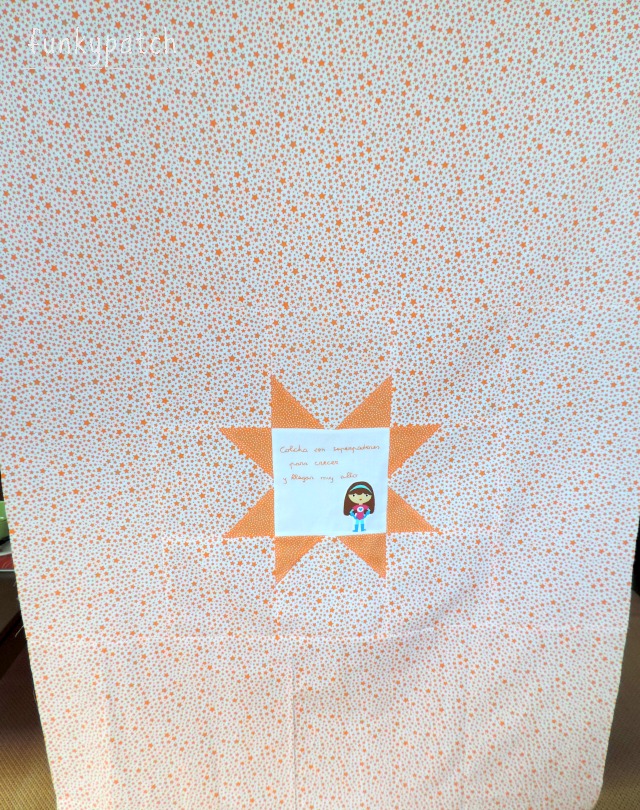 Colcha de patchwork para cuna con Súper Heroínas