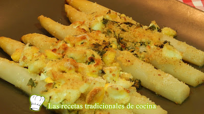 Espárragos blancos a la Vienesa