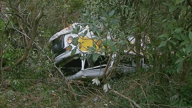 Criança anda 4km para pedir socorro após kombi escolar cair em barranco