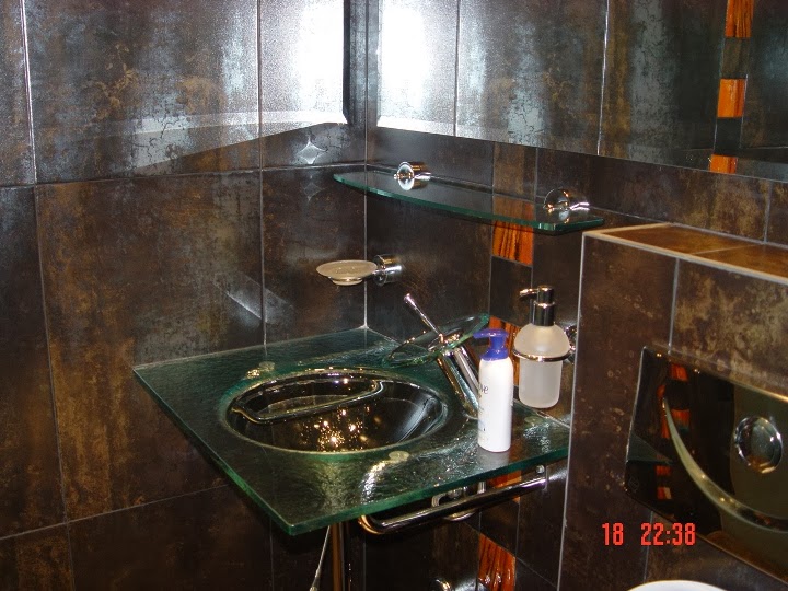 Баня с вграден душ и стъклен умивалник и стена 2