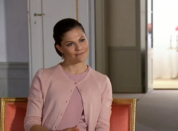 Crown Princess Victoria and Prince Daniel met with Swedish singer Zara Maria Larsson and Agnetha Larsson. Princess Estelle, Prince Oscar interview to STV Play