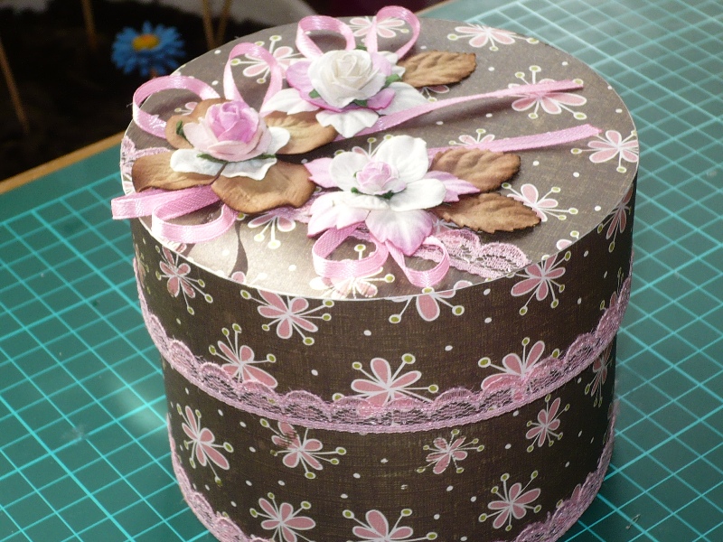 круглая коробка из гофрокартона. круглый органайзер для мелочей. шкатулка из коробки от сыра. идеи для поделок из картона. шкатулка из бумаги.