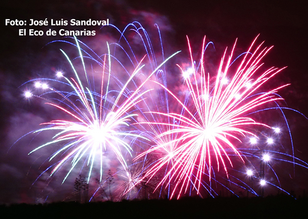 La polémica contratación de una empresa privada para sustituir a Bomberos de Las Palmas de Gran Canaria en la noche de los fuegos de San Lorenzo / Foto:José Luis Sand La polémica contratación de una empresa privada para sustituir a Bomberos de Las Palmas de Gran Canaria en la noche de los fuegos de San Lorenzo / Foto:José Luis Sand