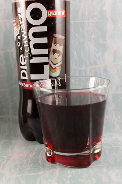 Die Schwarze Limo von granini mit Dark Berries + Guarana im Glas