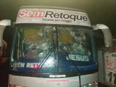 Ônibus da Banda Sem Retoque é apedrejado na Bahia 5