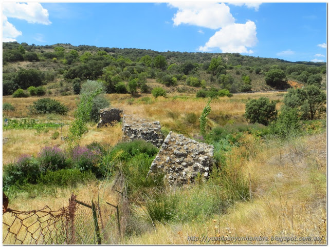 Restos de presa, parece que en otras épocas llevaba más agua el arroyo Restos de presa, parece que en otras épocas llevaba más agua el arroyo