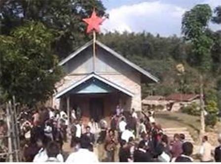 Cristianos nokte saliendo de iglesia en la India