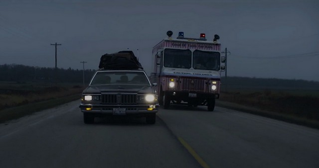 Ghostland - Pesadilla en el infierno. Crítica. Acá vemos cuando el camión de los caramelos les da alcance en la carretera.
