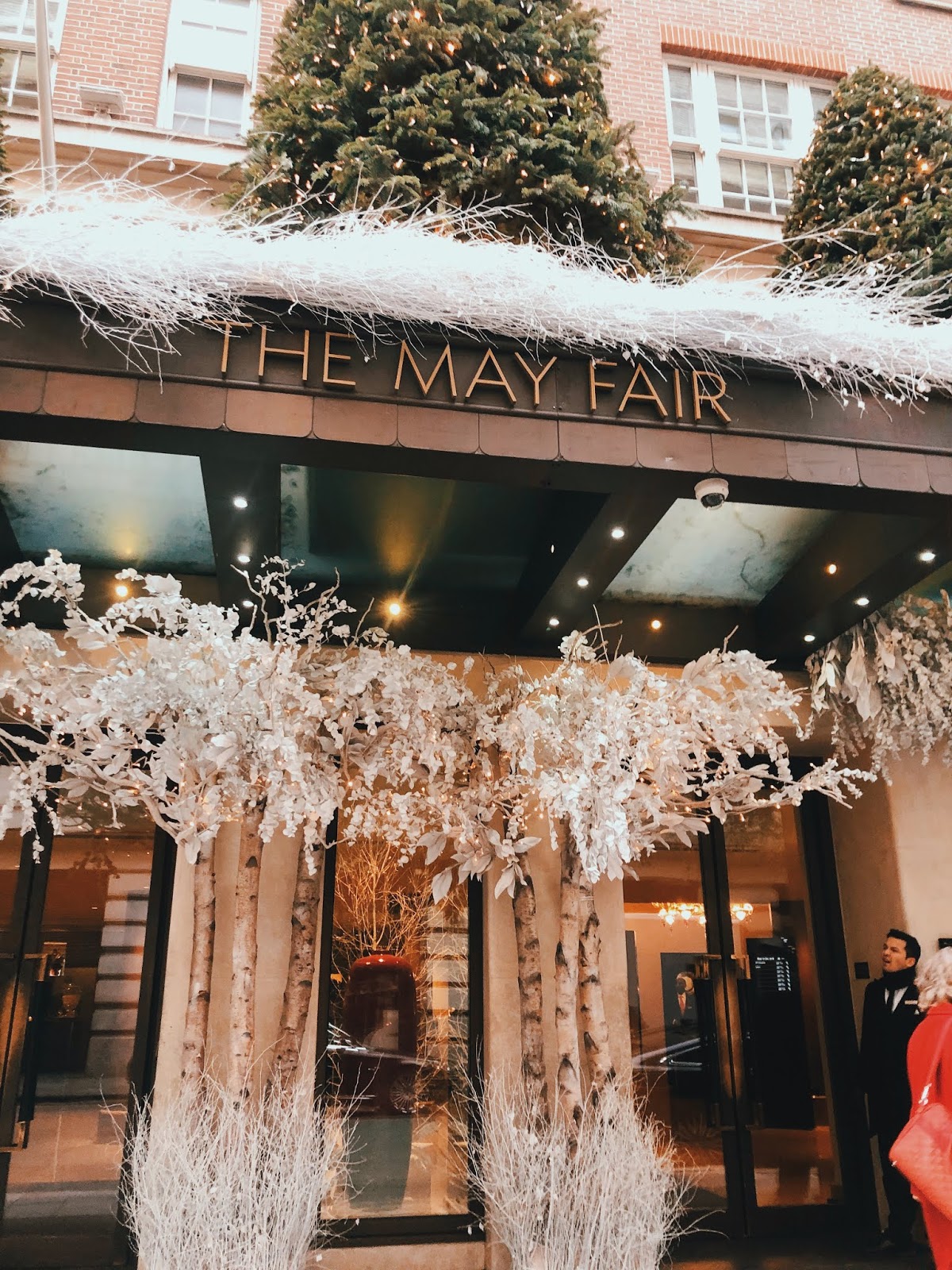 christmas in london, christmas decoration in london, christmas 2018, christmas decoration london 2018, indian blogger, london blogger, mayfair london, mayfair christmas decoration, 