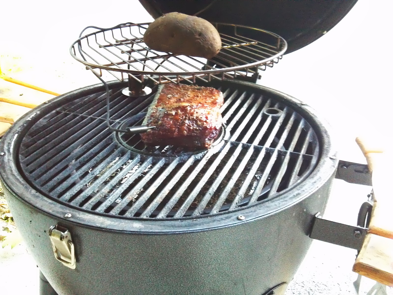 BarBQue "Akorn" steel kamado Kamado smoked corned beef