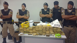 Forças Policiais - Equipe Tático Móvel e materiais apreendidos Forças Policiais - Equipe Tático Móvel e materiais apreendidos