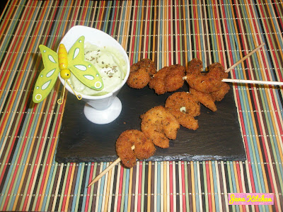  Brochetas de langostinos con crema de aguacate 