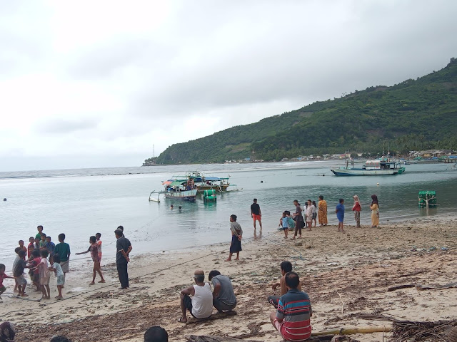 Perahu Tenggelam di perairan laut kecamatan Batudaa Pantai