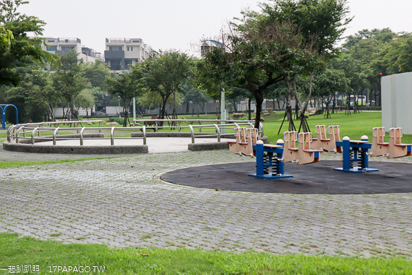台中北屯|廍子公園|黃花風鈴木|滑板場|巨人腳印公園|綠籬迷宮|生態池|拱橋 台中北屯|廍子公園|黃花風鈴木|滑板場|巨人腳印公園|綠籬迷宮|生態池|拱橋